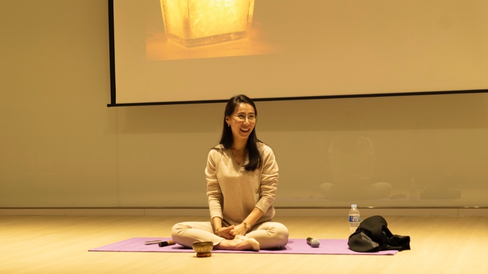 김연정 선생님 명상 지도하는 모습