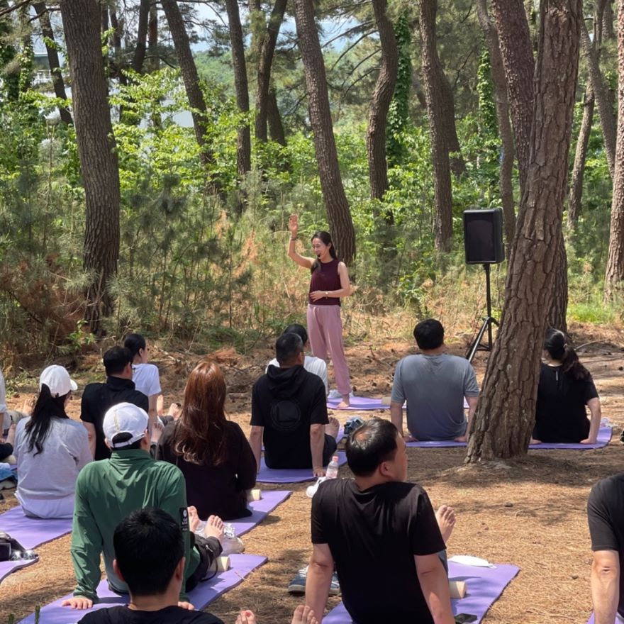 김연정 선생님 명상 안내하는 모습
