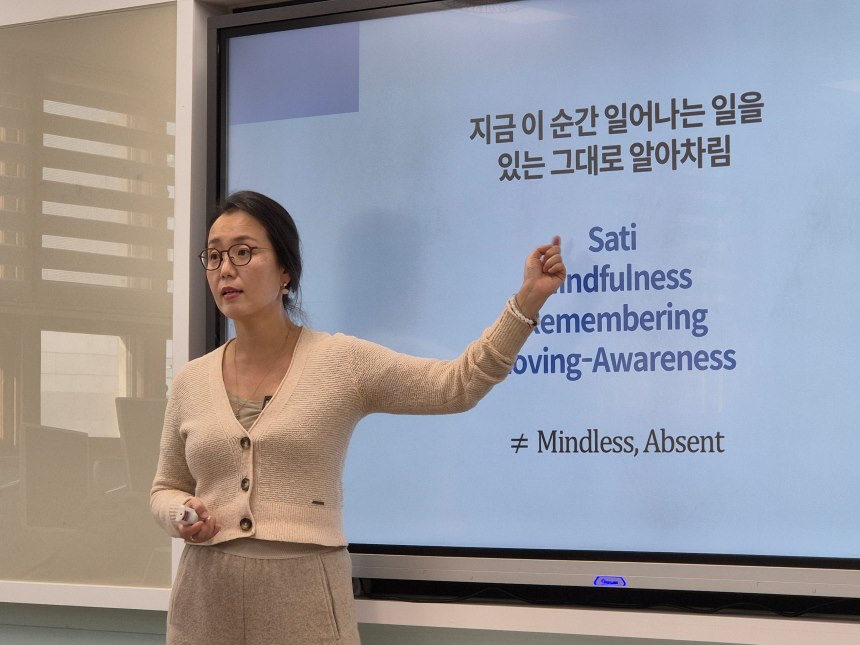 학생들과 함께 단체사진.jpg